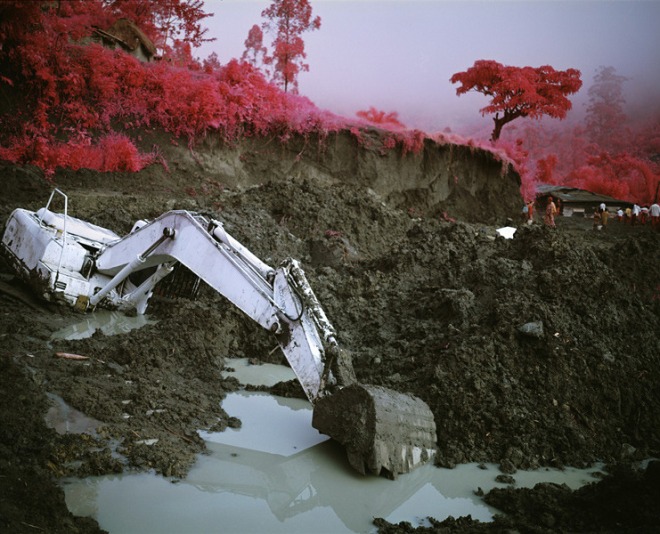 Aerochrome photographs of the Congo by Richard Mosse